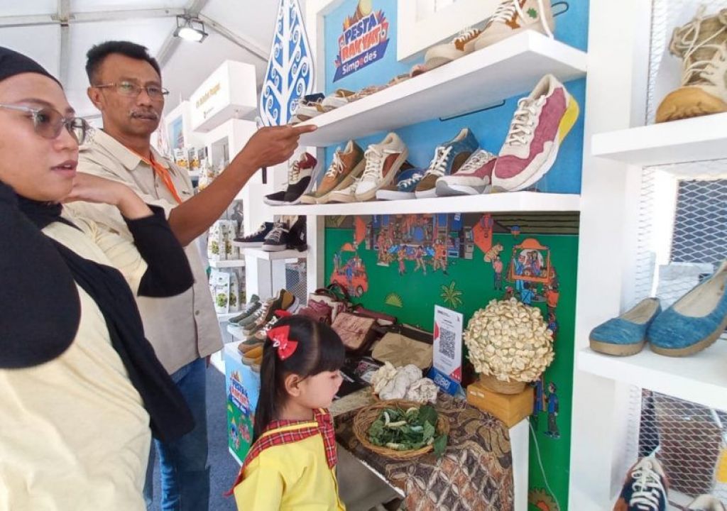 Sepatu Sutera Karya Difabel Diborong Jokowi hingga Artis Kondang - GenPI.co SULTRA