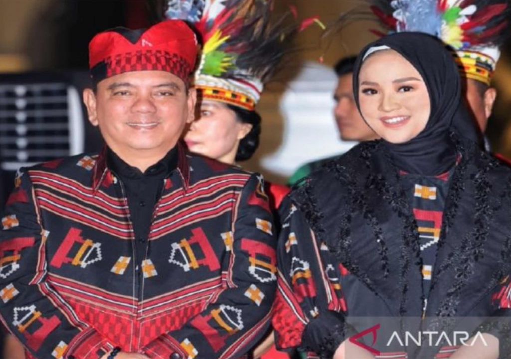 Pj Gubernur Sultra Pamer Tenun di Depan Presiden Jokowi - GenPI.co SULTRA