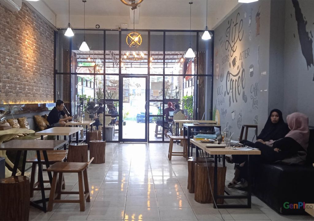 Kopi +62, Coffee Shop Kendari Berkonsep Tropis, Desain Industrial - GenPI.co SULTRA