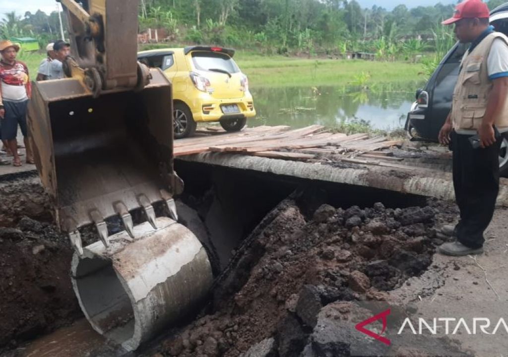 Jalan Lintas Lahat-Empat Lawang Amblas, Penyebabnya Ya Ampun - GenPI.co SUMSEL