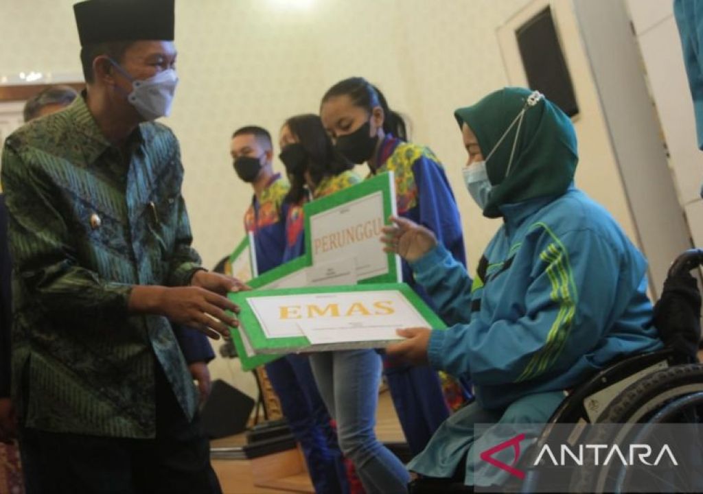 Pemkot Palembang Serahkan Uang Bonus Kepada 39 Atlet Peparprov - GenPI.co SUMSEL