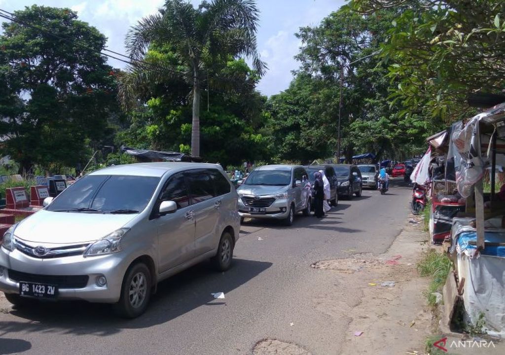 Lebaran, Pedagang Bunga di TPU Palembang Ketiban Durian Runtuh - GenPI.co SUMSEL