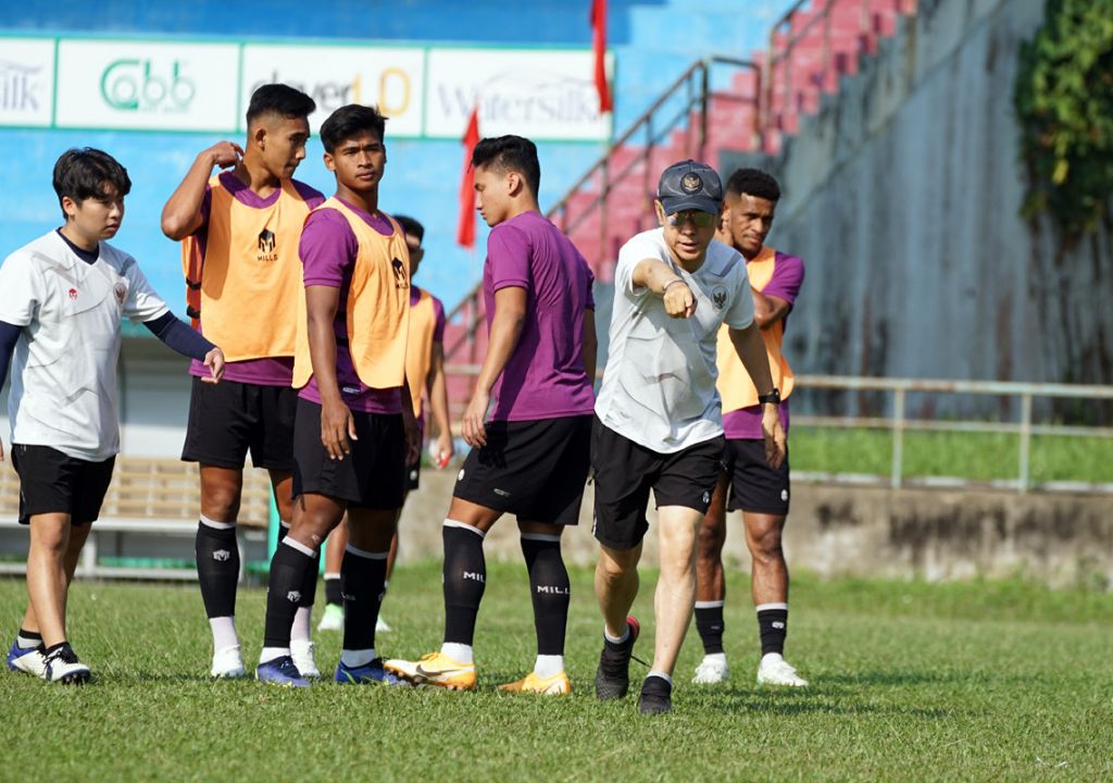 Timnas Latihan di Vietnam, Shin Tae-Yong Tidak Puas Lapangannya - GenPI.co SUMSEL