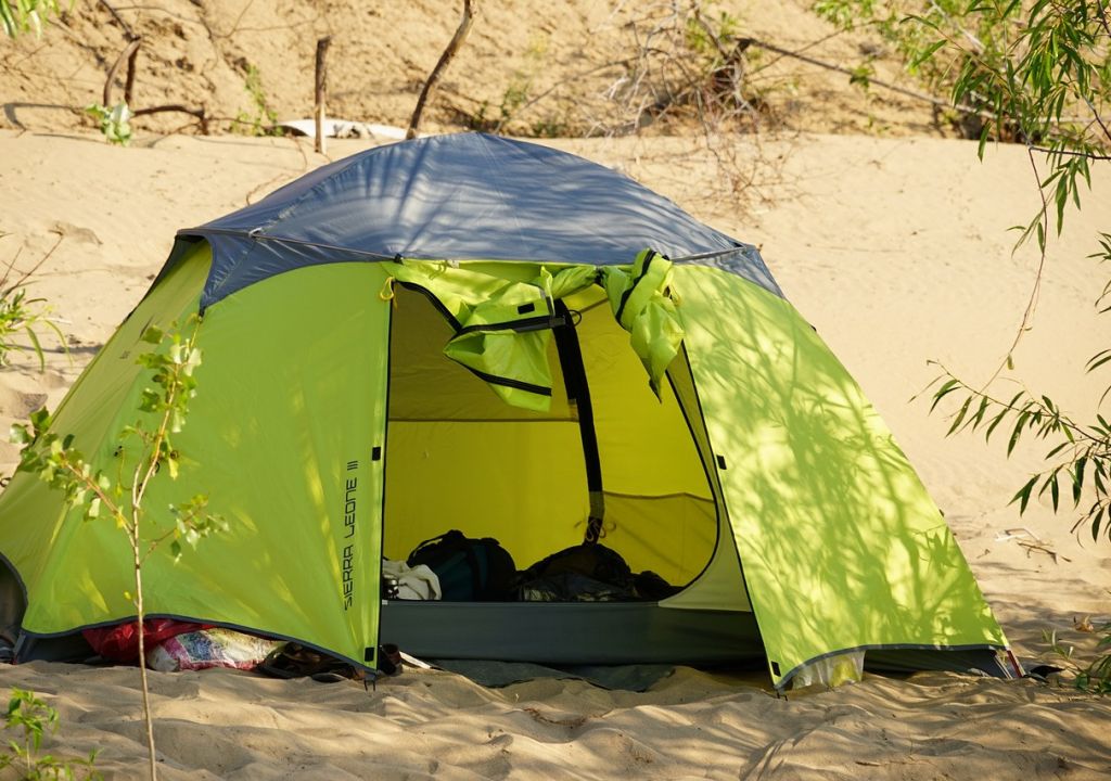 4 Tips Berkemah di Pantai Bersama Keluarga Supaya Seru - GenPI.co SUMSEL