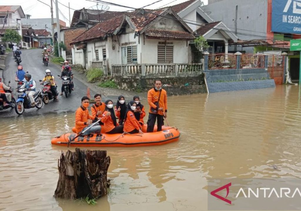 BPBD OKU Kekurangan Perahu Karet untuk Evakuasi Korban Banjir - GenPI.co SUMSEL