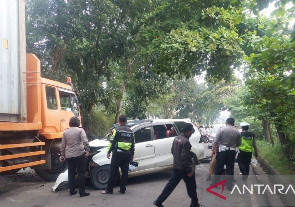 Minibus Tabrak Truk Kontainer di Palembang, Begini Kondisi Korban - GenPI.co SUMSEL