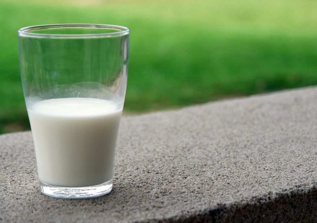 4 Manfaat Minum Susu bagi Kesehatan Lansia yang Luar Biasa - GenPI.co SUMSEL