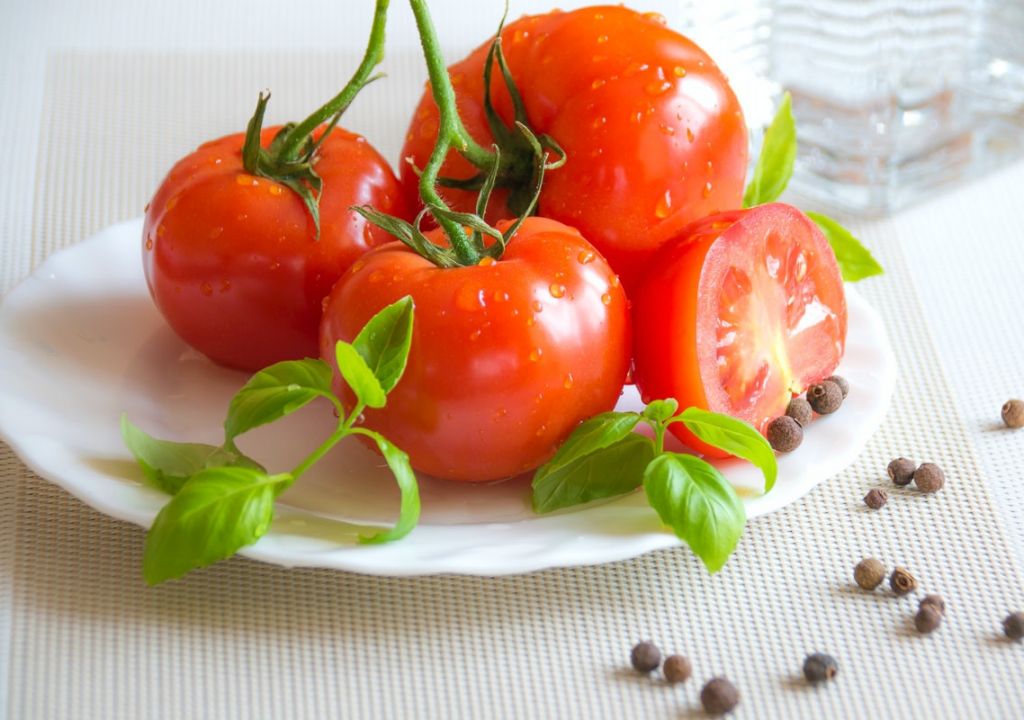 4 Manfaat Tomat yang Bikin Wajah Makin Cantik dan Berkilau - GenPI.co SUMSEL