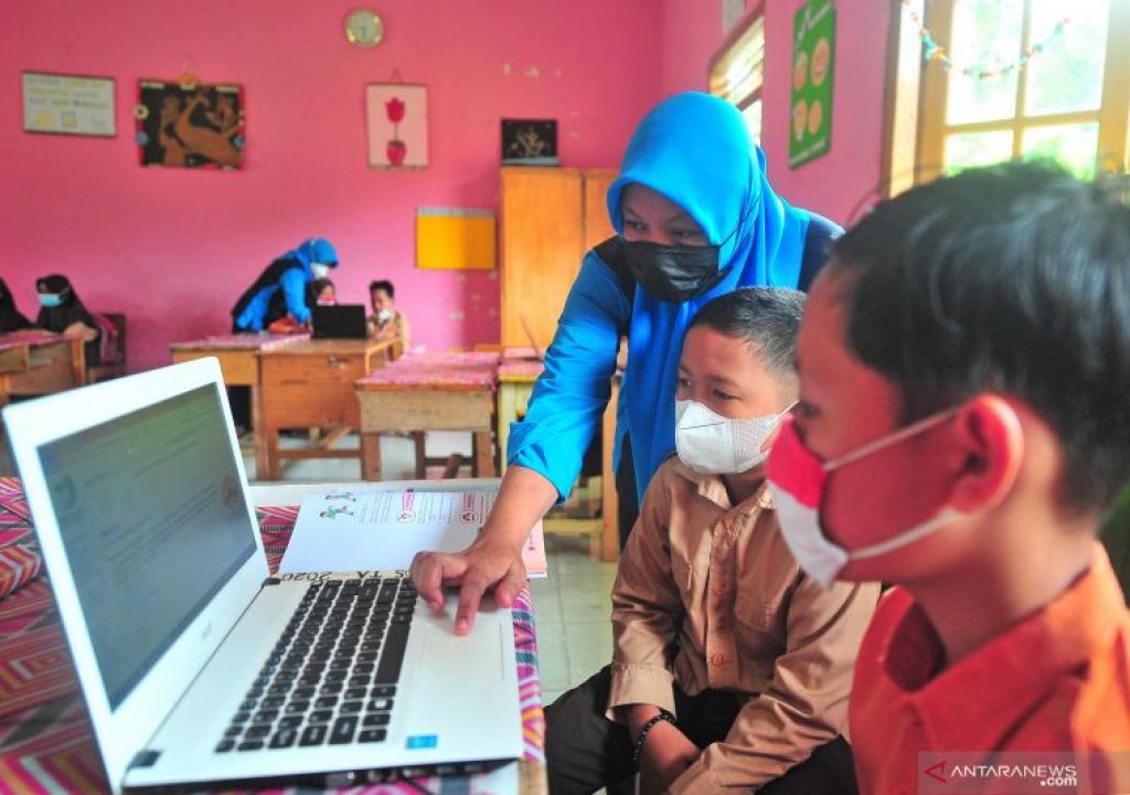 Kesulitan Akses Internet, Anak Sekolah di Lengkiti OKU Jalan 8 Km - GenPI.co SUMSEL