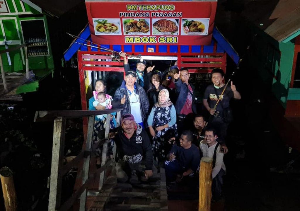 RM Terapung Mbok Sari, Sensasi Makan Sambil Bergoyang di Kapal - GenPI.co SUMSEL