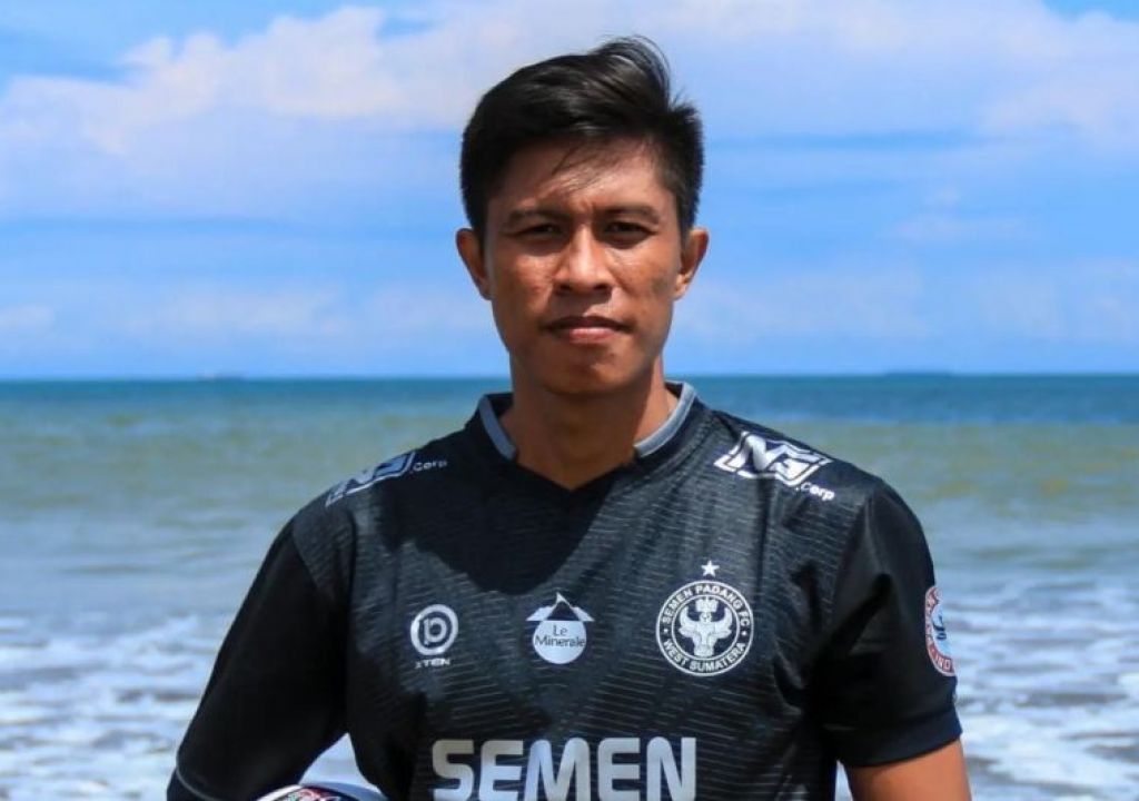 Mantan Bek Tengah Persis Solo Jadi Pemain Ke-18 Semen Padang FC - GenPI.co SUMSEL