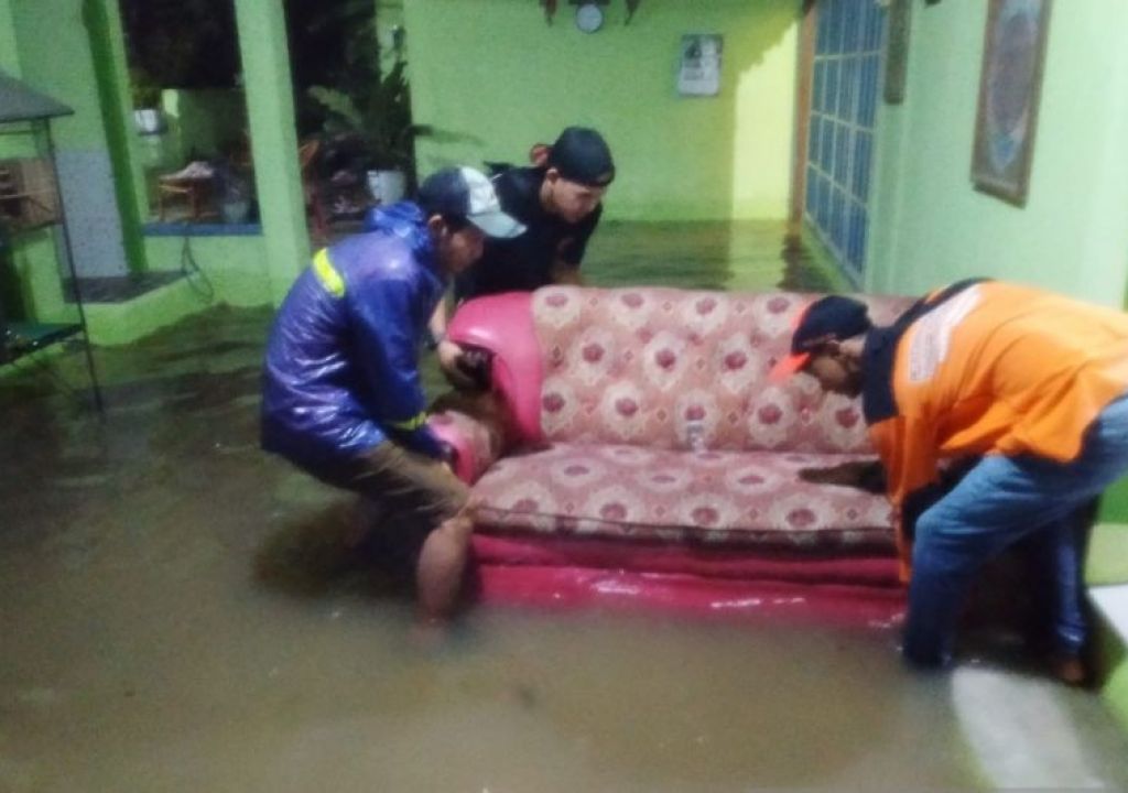 Dinsos Sumsel Beri Bantuan Kepada Korban Banjir di Kabupaten OKU - GenPI.co SUMSEL
