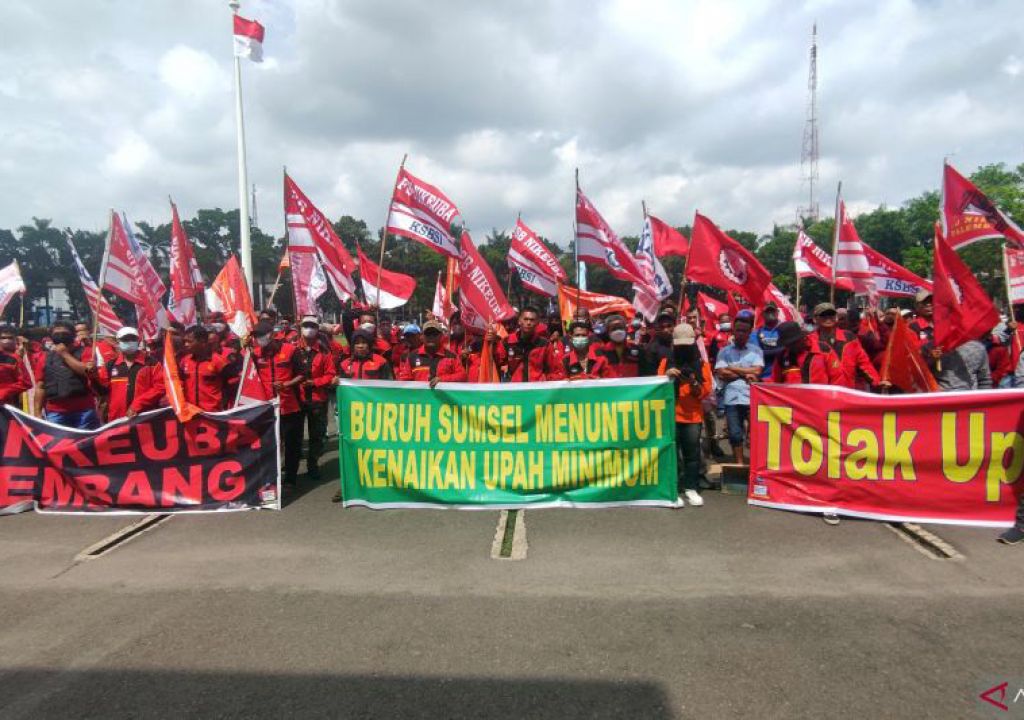 Tuntut UMK Naik, 500 Buruh Gelar Aksi Unjuk Rasa di Palembang - GenPI.co SUMSEL