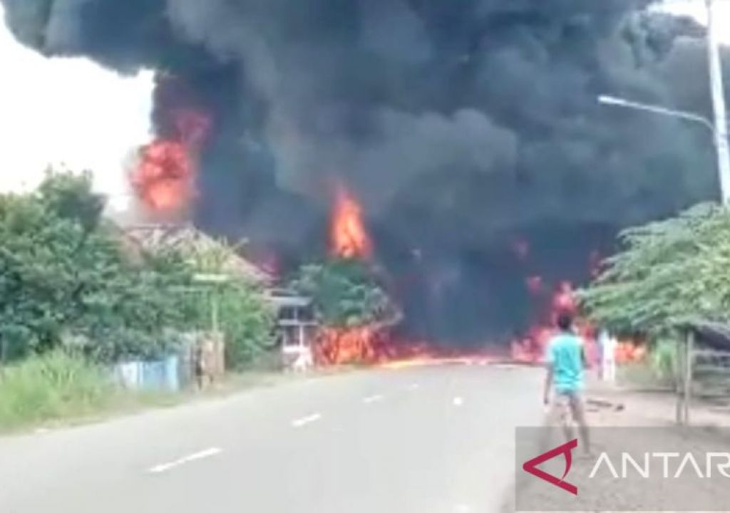 3 Rumah Warga di Muba Terbakar Ditabrak Mobil Pengangkut BBM - GenPI.co SUMSEL