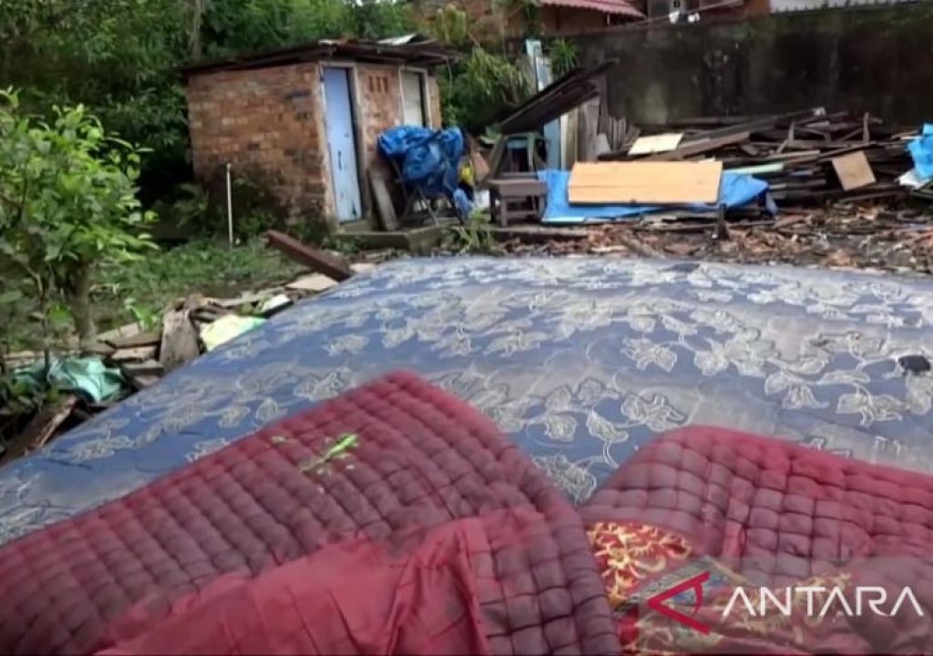 Rumah Buruh Cuci di Palembang Roboh Diterpa Angin Kencang, Lihat Kondisinya - GenPI.co SUMSEL