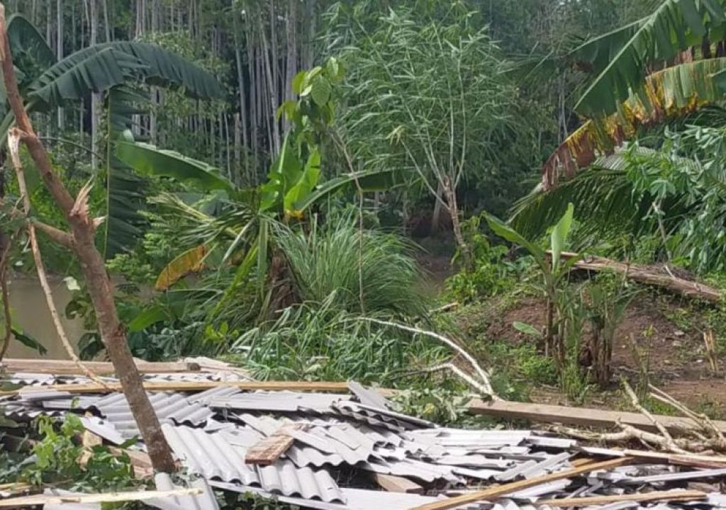 Diterjang Angin Puting Beliung, Puluhan Rumah di OKU Rusak Parah - GenPI.co SUMSEL