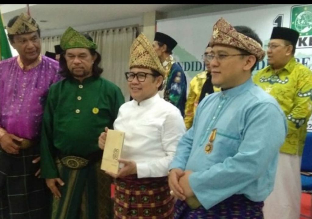 Sultan Palembang Beri Tanjak dan Rumpak ke Muhaimin Iskandar - GenPI.co SUMSEL