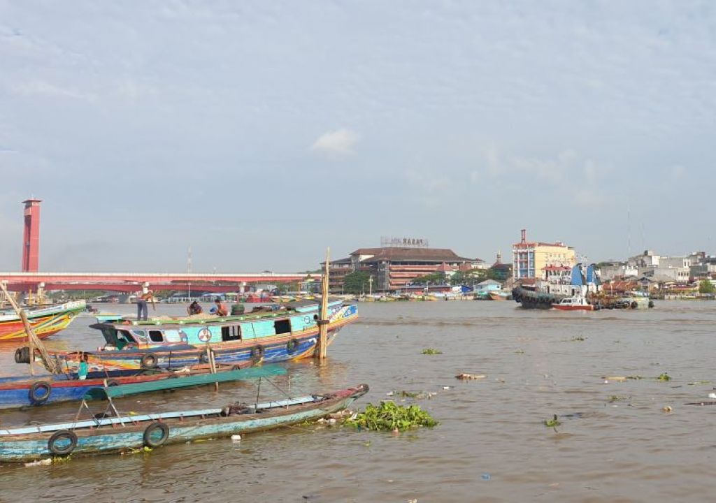 DLHK Palembang: 90 Ton Sampah Dibuang ke Sungai Musi Setiap Hari - GenPI.co SUMSEL