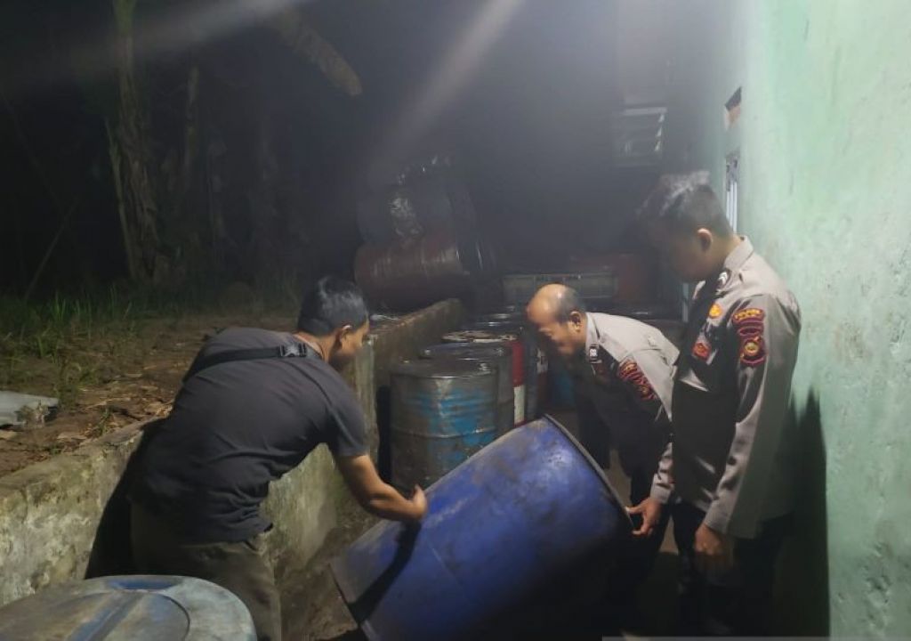 Polisi Ungkap Gudang Penimbunan BBM Ilegal di Kabupaten OKU - GenPI.co SUMSEL