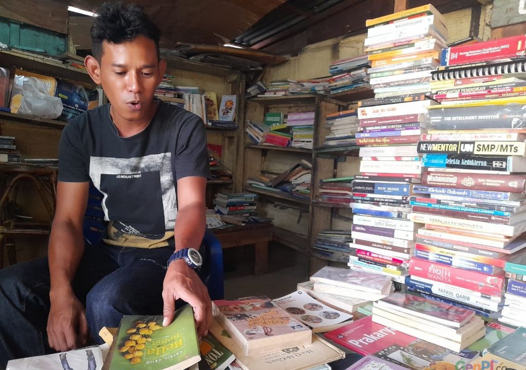 Bisnis Buku Bekas di Palembang Masih Menjanjikan, Omzet Rp3 Juta - GenPI.co SUMSEL
