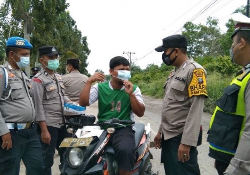 Manuver Ciamik Polsek Barumun Tengah Cegah Penularan Covid-19 - GenPI.co SUMUT