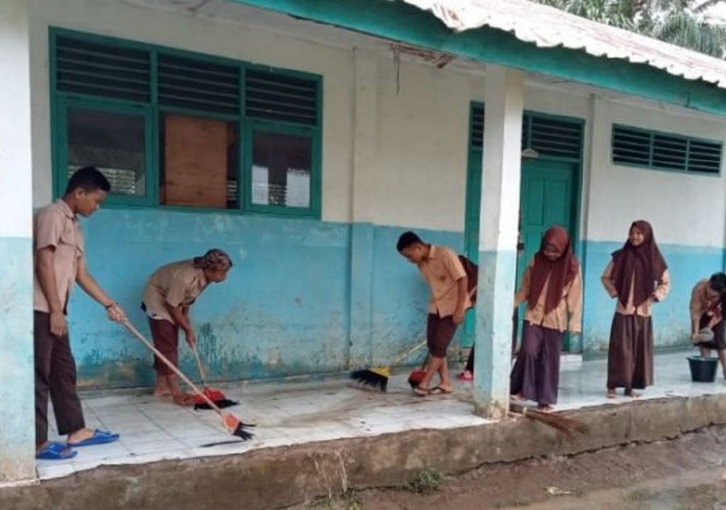 Banjir di Tapanuli Selatan Surut, Warga Bersih-bersih - GenPI.co SUMUT