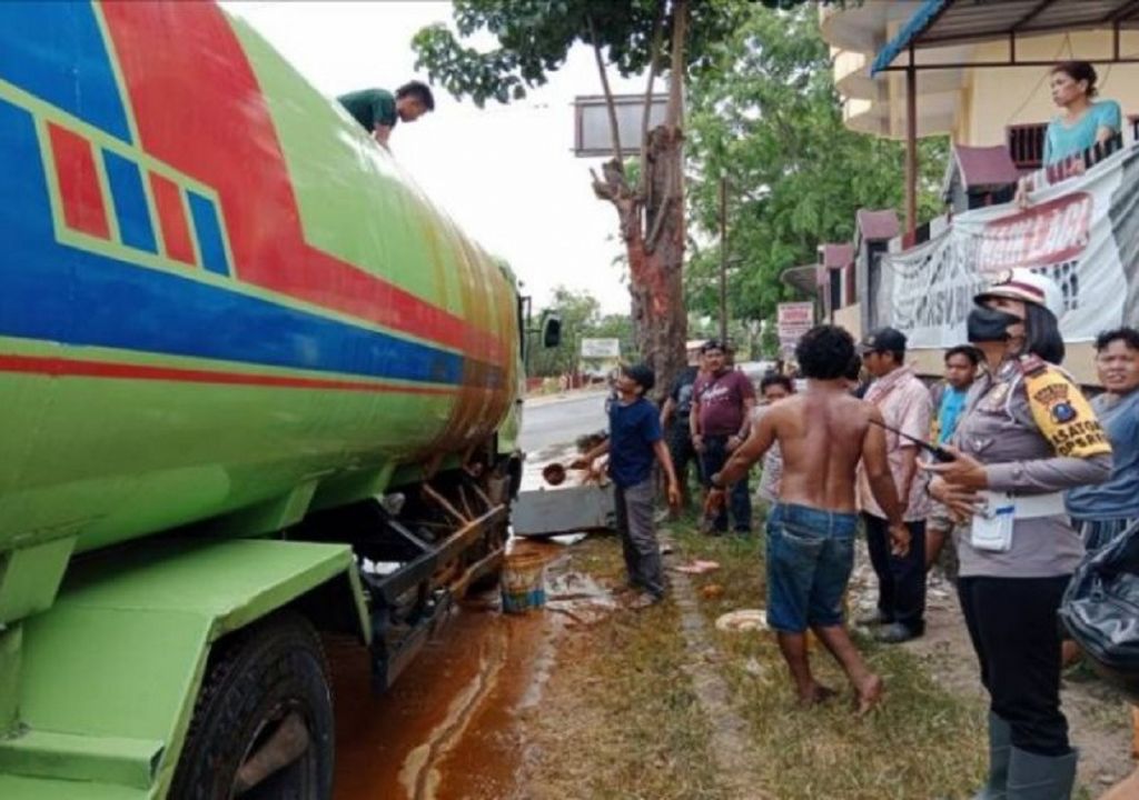 Waspada Lewat Jalan Ini, Ada Minyak Sawit Tumpah - GenPI.co SUMUT