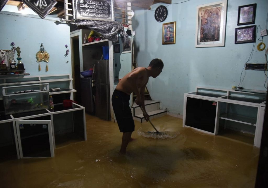 Astaga, Warga Sei Mati Medan Sahur di Tengah Banjir - GenPI.co SUMUT