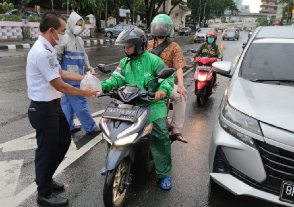 Dishub Medan Atur Lalu Lintas Sembari Bagi Takjil - GenPI.co SUMUT