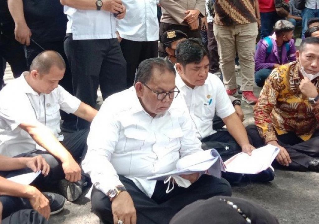 Mahasiswa Minta Ketua DPRD Sumut Duduk di Jalan - GenPI.co SUMUT
