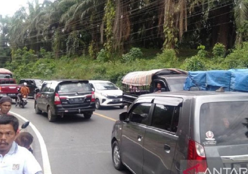 Jalan Menuju Air Terjun Aek Sijorni Macet Panjang - GenPI.co SUMUT