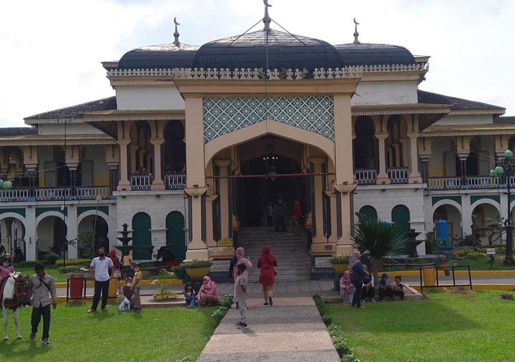 Hari Kedua Lebaran, Warga Padati Istana Maimun Medan - GenPI.co SUMUT