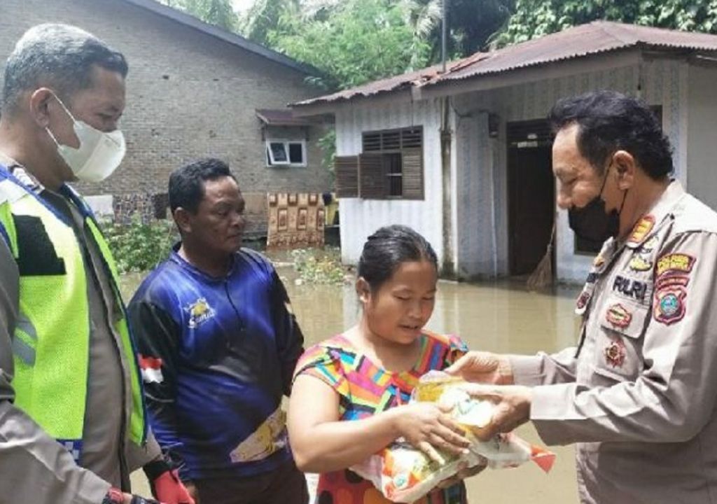 Kapolres Batubara Beri Paket Sembako ke Korban Banjir - GenPI.co SUMUT