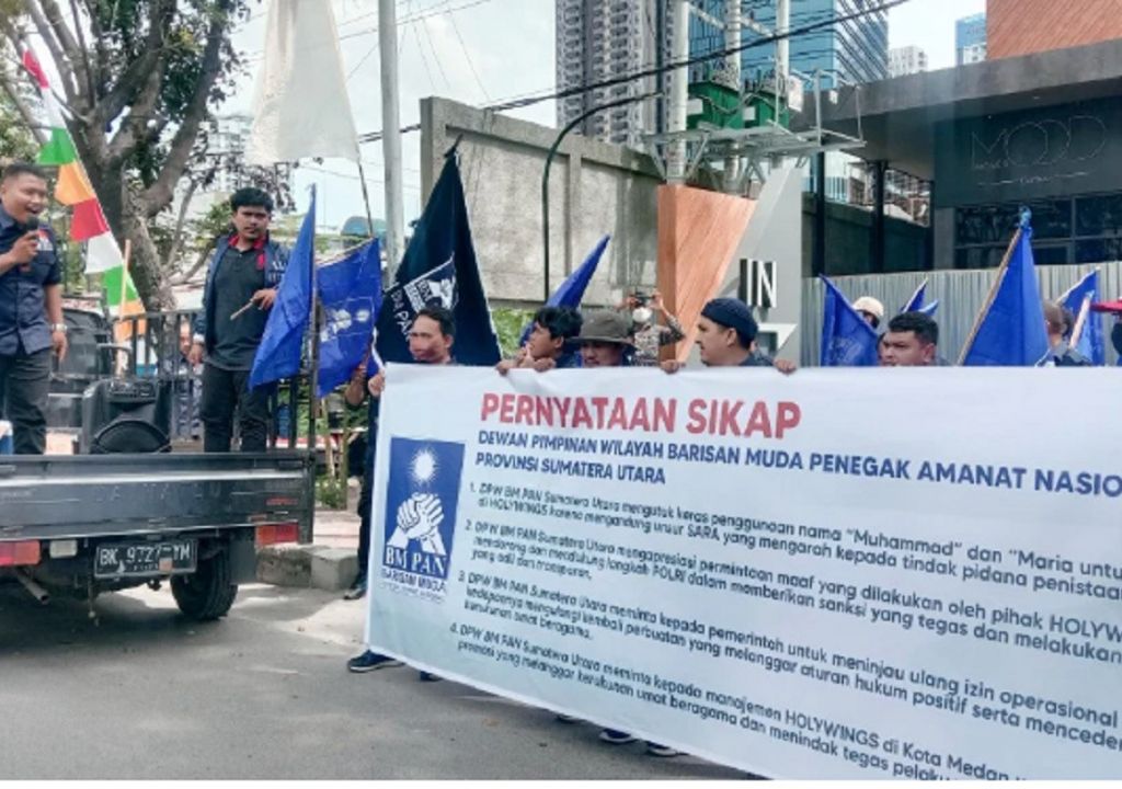 Massa Aksi Desak Izin Holywings Medan Ditinjau - GenPI.co SUMUT