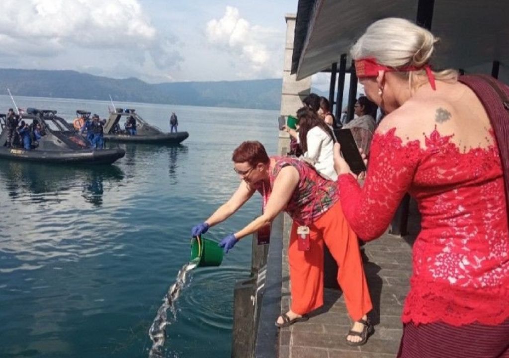 Delegasi W20 Summit Tabur Benih Ikan di Danau Toba - GenPI.co SUMUT