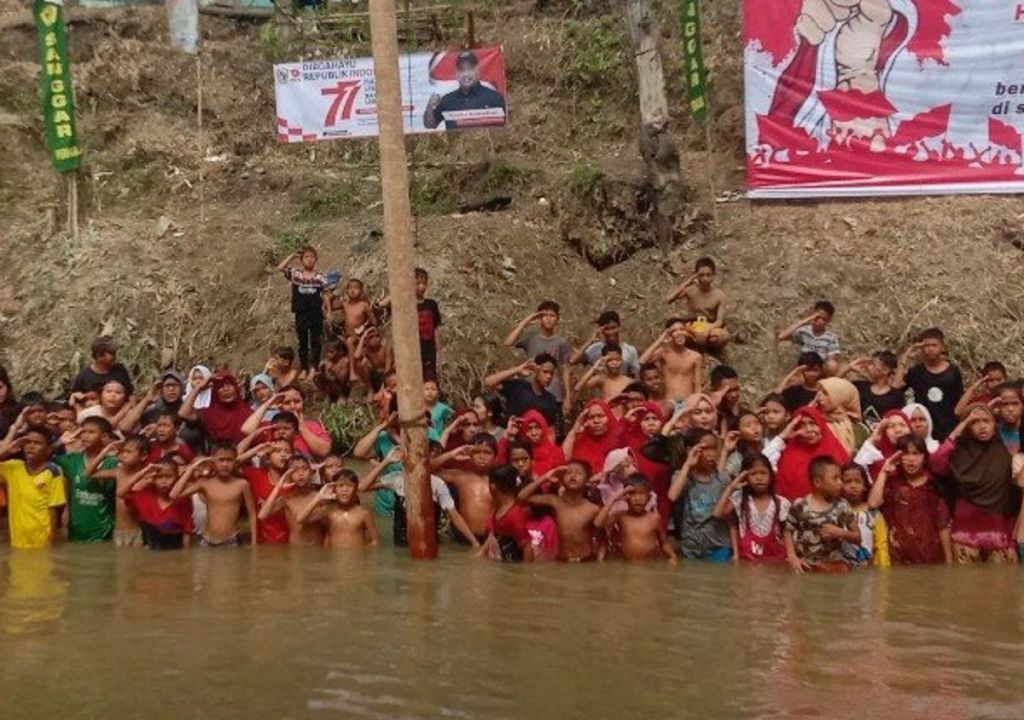 Warga Gelar Upacara di dalam Sungai Deli Medan - GenPI.co SUMUT
