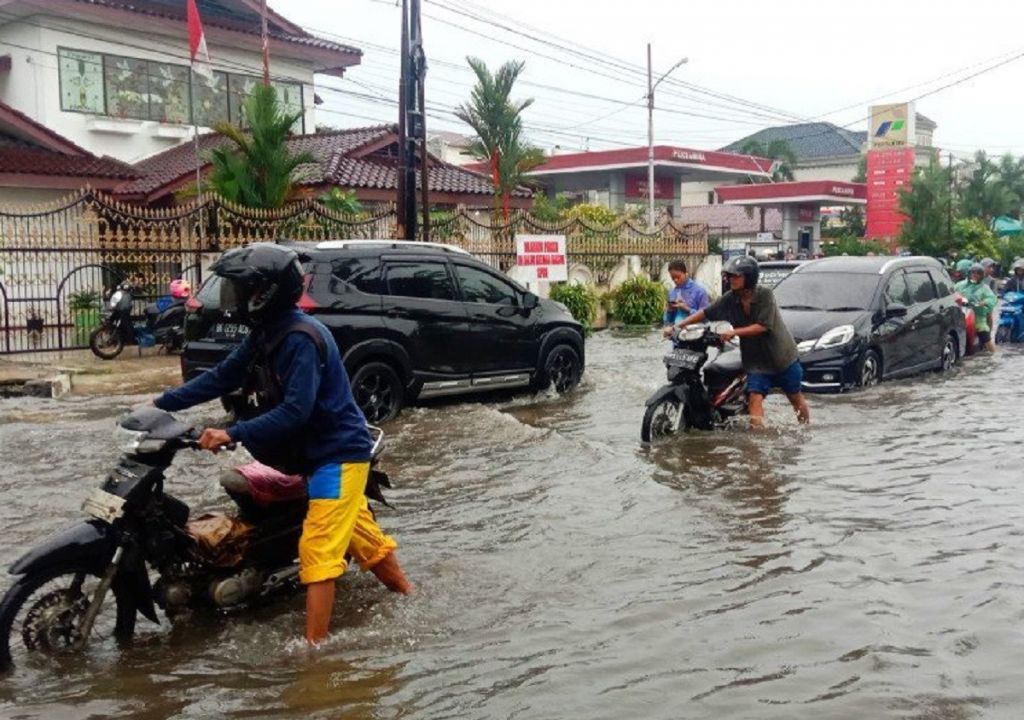 Banjir Rendam Jalan di Medan, Kendaraan Banyak Mogok - GenPI.co SUMUT