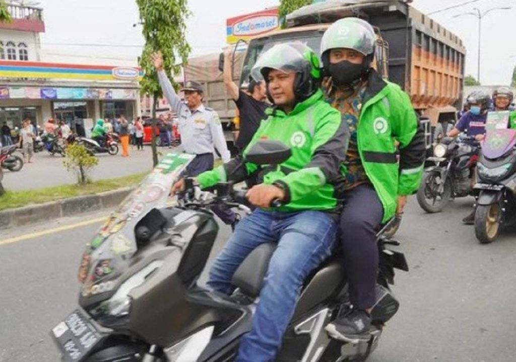 Gaya Bobby Nasution Naik Ojol, Tangan Pegang Belakang - GenPI.co SUMUT
