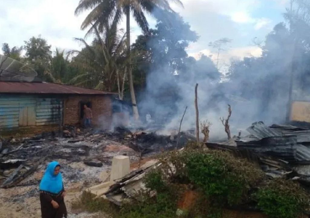 Kebakaran, 5 Rumah Warga di Padang Lawas Ludes - GenPI.co SUMUT
