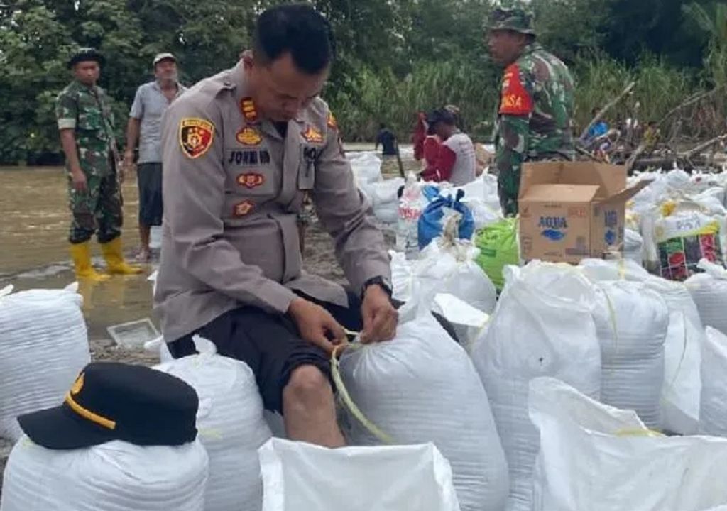 Aksi TNI Polri di Batubara Gotong Royong Tutup Tanggul - GenPI.co SUMUT