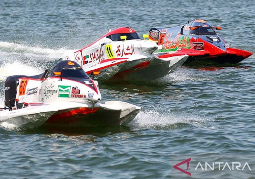 Polda Bagikan Stiker F1 Powerboat Danau Toba - GenPI.co SUMUT