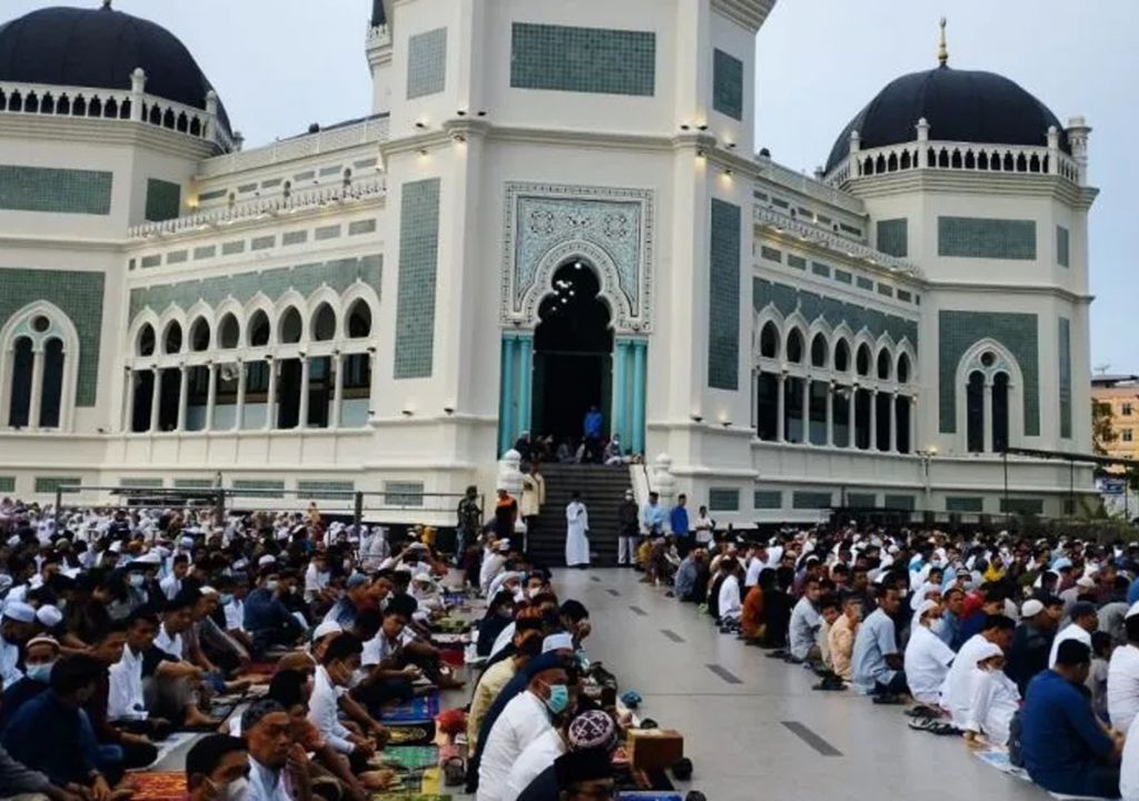 10 Ribu Jemaah Salat Id di Masjid Raya Medan, Polri dan Satpol PP Berjaga - GenPI.co SUMUT