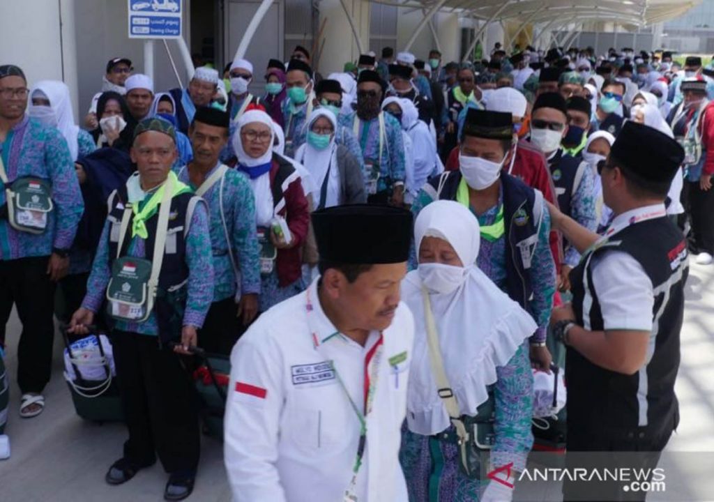 Plt Bupati Langkat Syah Afandin Bekali Calon Jemaah Haji Ikan Teri - GenPI.co SUMUT