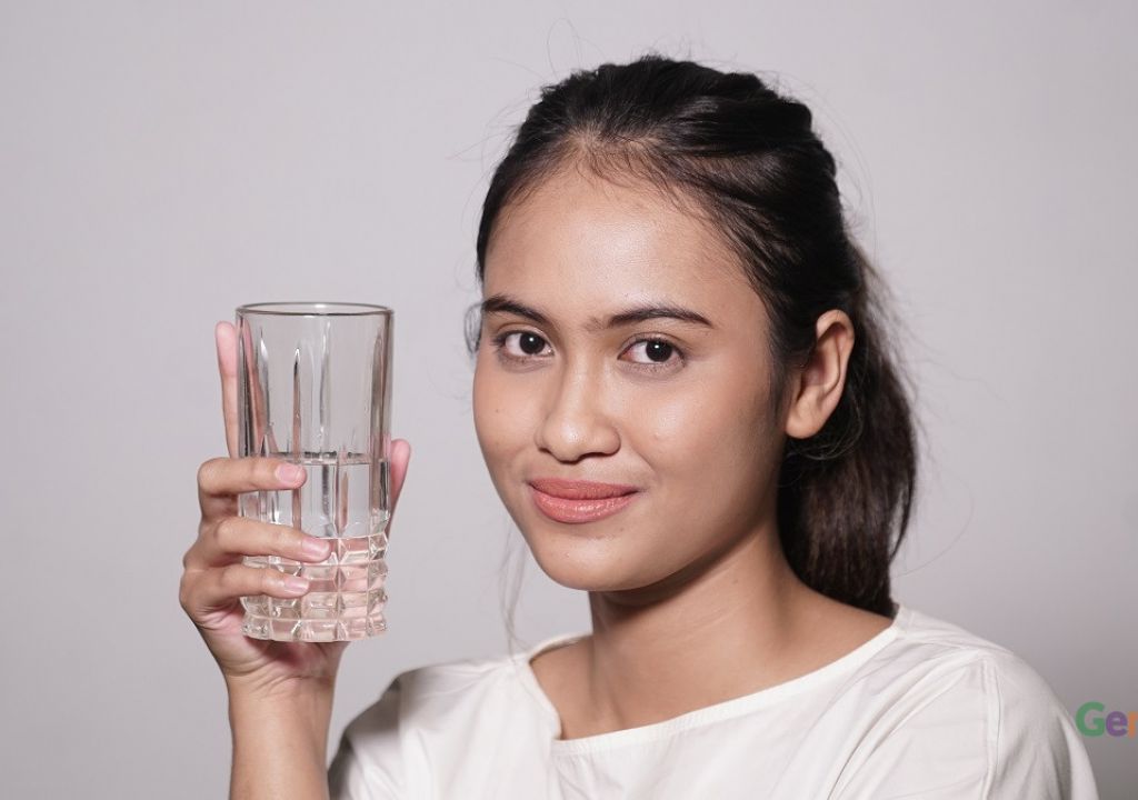 Ini Alasan Minum Terlalu Banyak Air Putih Bahaya untuk Kesehatan - GenPI.co SUMUT