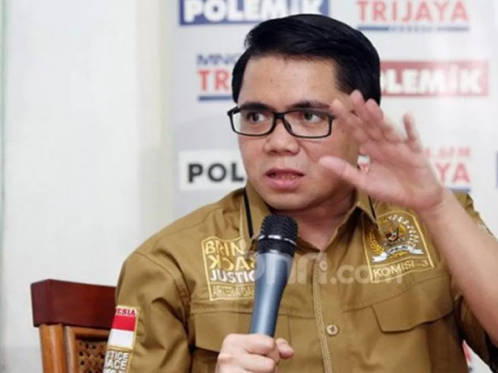 Gara-gara Pelat Khusus Arteria Dahlan, Nama Anggota DPR Terseret - GenPI.co JATIM