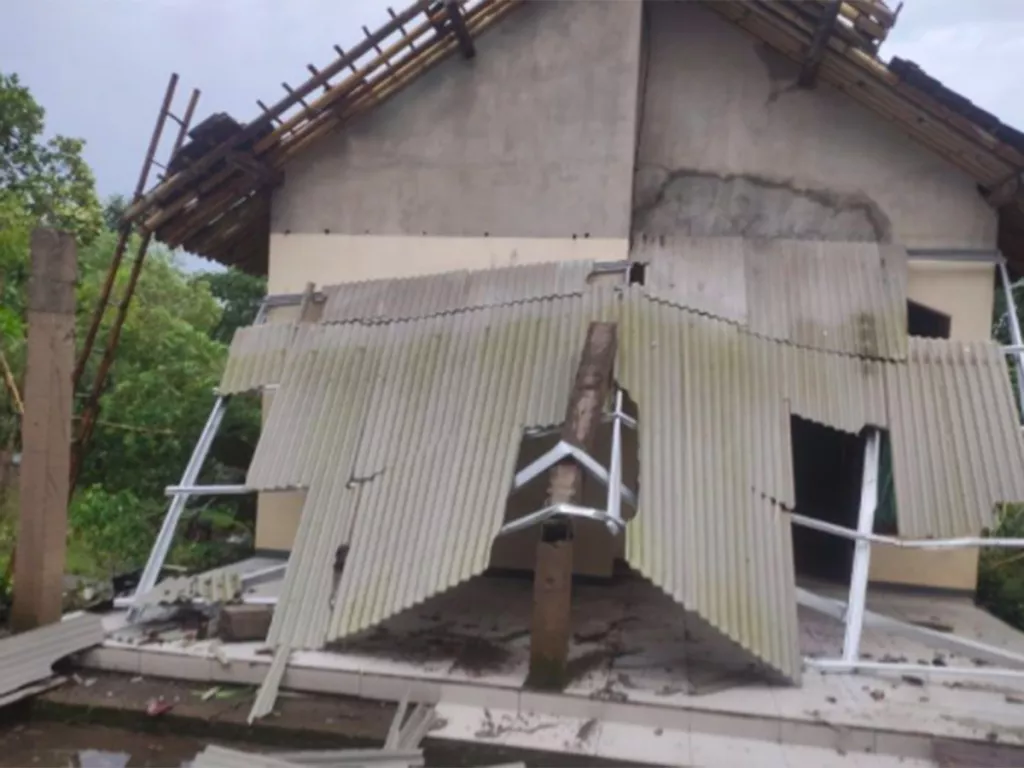 Diterjang Angin Kencang, Puluhan Rumah di Jember Rusak Parah - GenPI.co JATIM