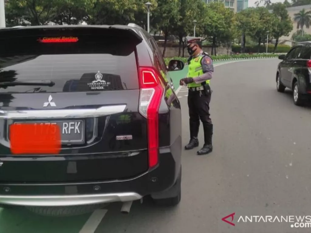 Polisi Tilang Puluhan Mobil Pejabat Pelat Nopol Khusus - GenPI.co JATIM