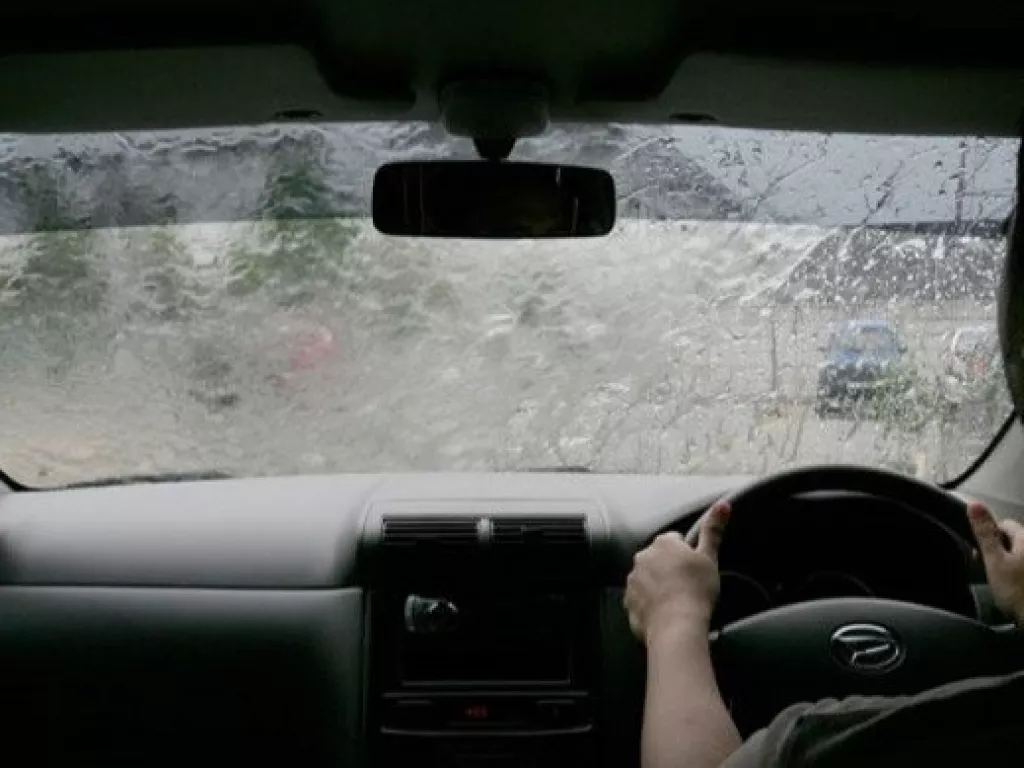 Cegah Tabrakan, Ingat 3 Hal Utama saat Berkendara di Musim Hujan - GenPI.co