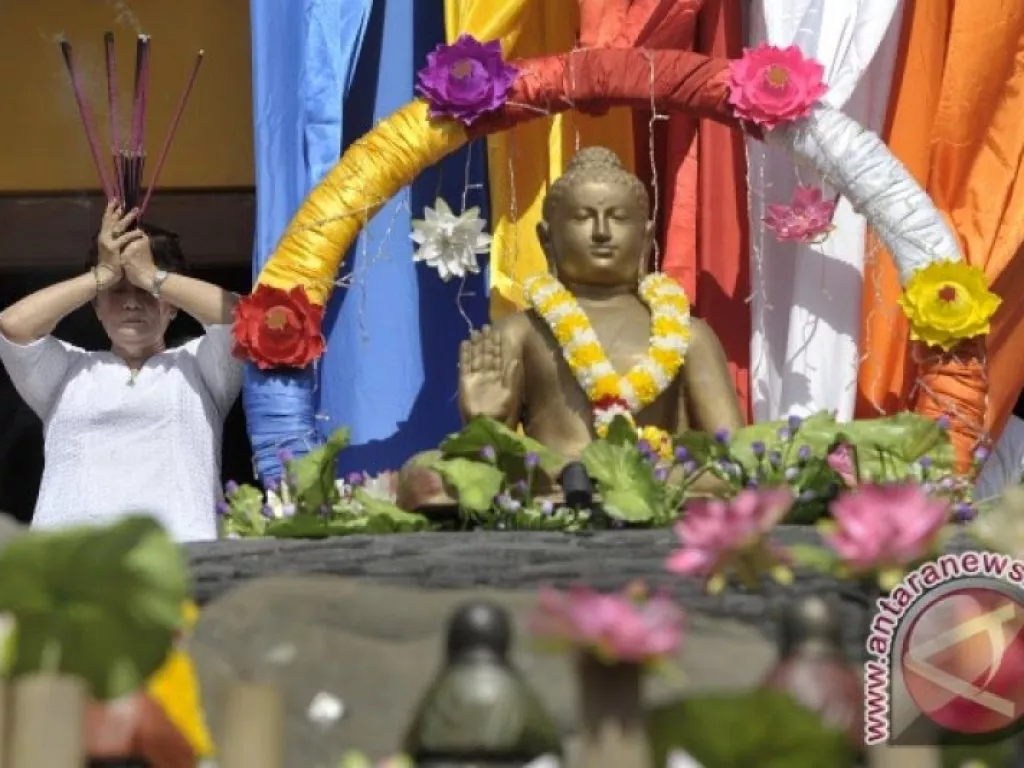 Umat Buddha Rayakan Waisak, Ini Makna Prosesi Puja Bakti Trisuci - GenPI.co