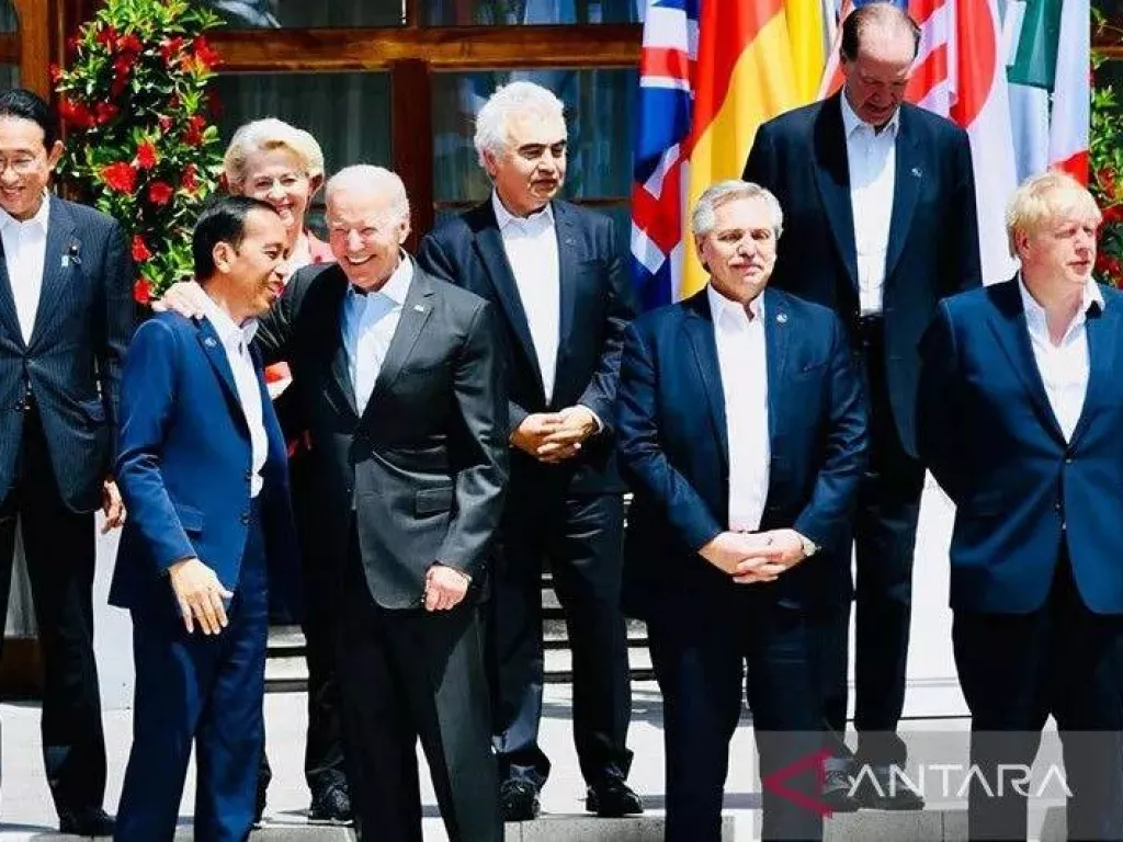 Jokowi Jadi Magnet di KTT G7, Pengamat: Disegani Pemimpin Dunia! - GenPI.co JATIM